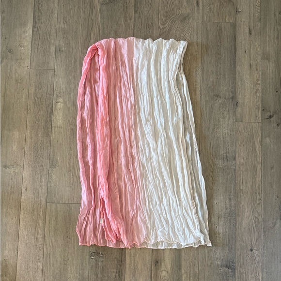 💥4/$25💥 Lightweight Ombré Pink Scarf - Picture 2 of 5